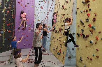 Enfants lors d'un stages d'escalade aux arts de la grimpe
